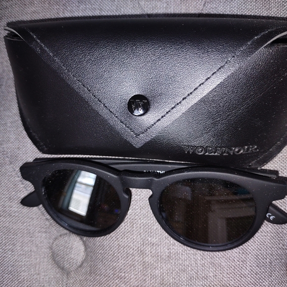 Glasses - Picture 2 of 5